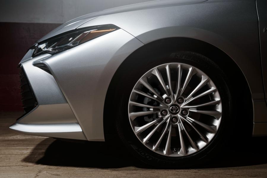 Колеса Toyota Avalon Hybrid Limited 2018 года  (фото 9 из 34)